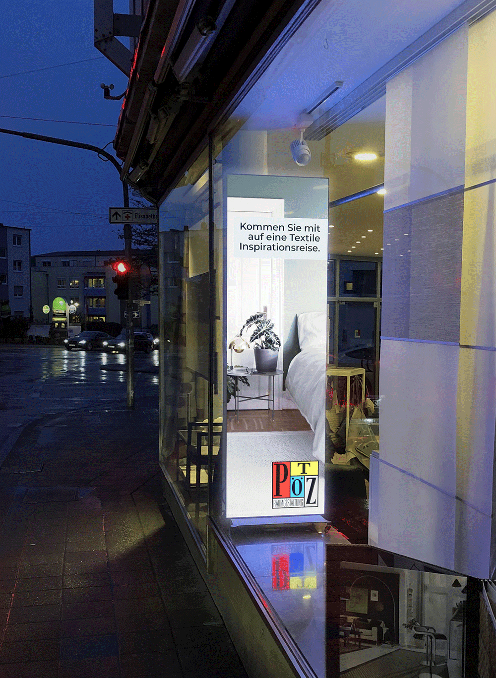 Digitales Roll-Up in einem Schaufenster mit Themenwerbung.