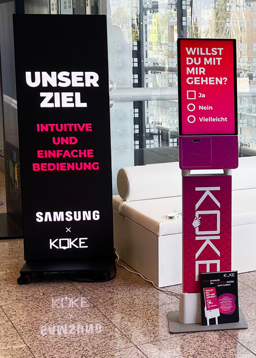 Digitales Roll-Up und digitale Touchstele zur unterstützung der Firmenpräsenz auf einer Messe