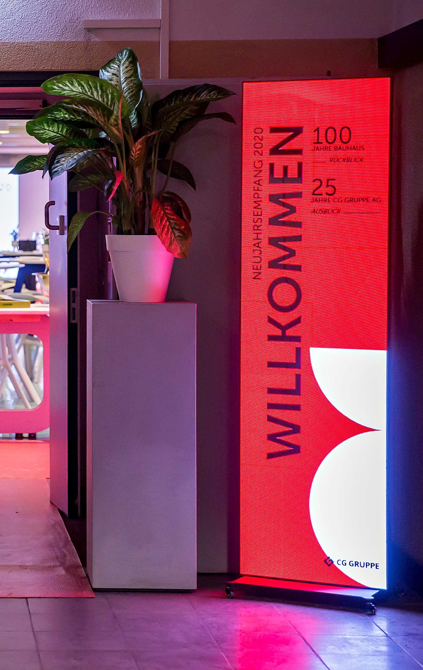 Eingang zu einem Veranstaltungsraum mit beleuchtetem ‚Willkommen‘-Roll-Up zum Neujahrsempfang 2020.